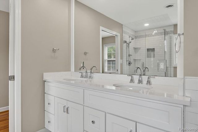 5447 Lahser Road, Bloomfield Hills, MI 48304