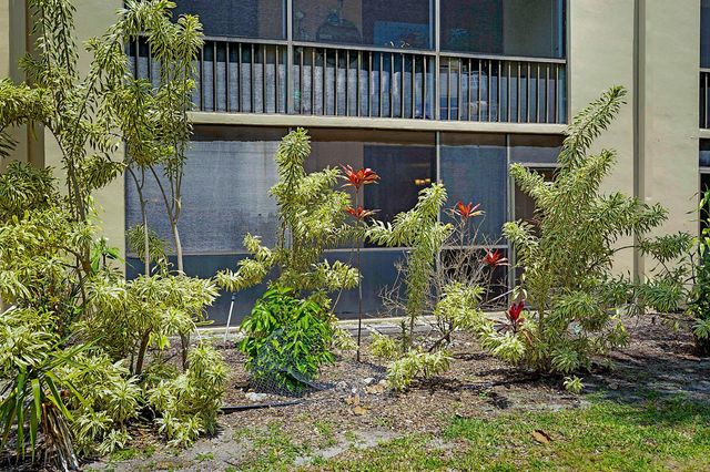 5160 Las Verdes Circle 117, Delray Beach, FL 33484