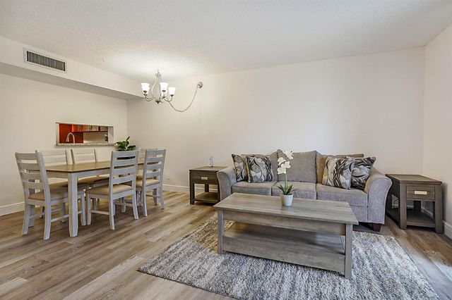 5160 Las Verdes Circle 117, Delray Beach, FL 33484