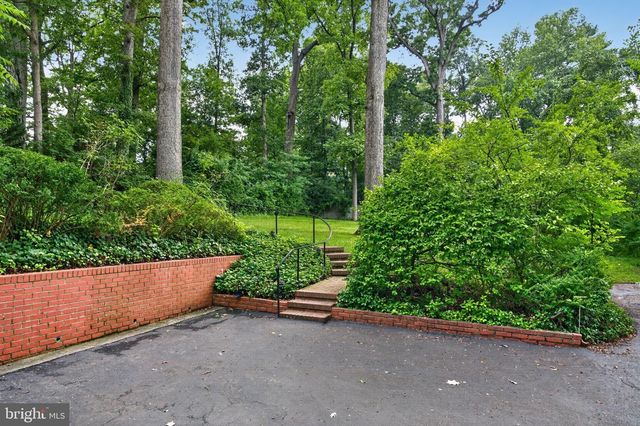 8112 RAYBURN RD, Bethesda, MD 20817