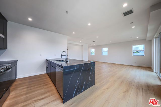 1525 S Carmelina Avenue, Los Angeles, CA 90025
