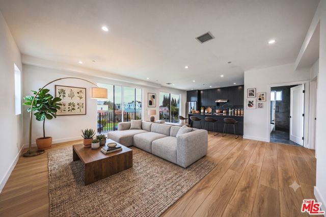 1525 S Carmelina Avenue, Los Angeles, CA 90025