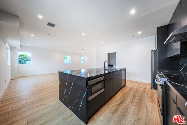 1525 S Carmelina Avenue, Los Angeles, CA 90025