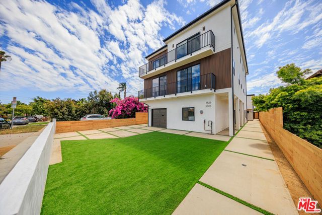1525 S Carmelina Avenue, Los Angeles, CA 90025