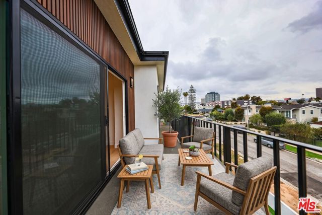 1525 S Carmelina Avenue, Los Angeles, CA 90025