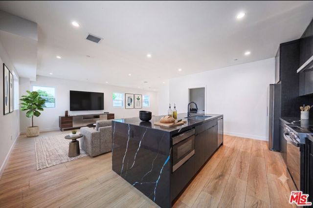 1525 S Carmelina Avenue, Los Angeles, CA 90025
