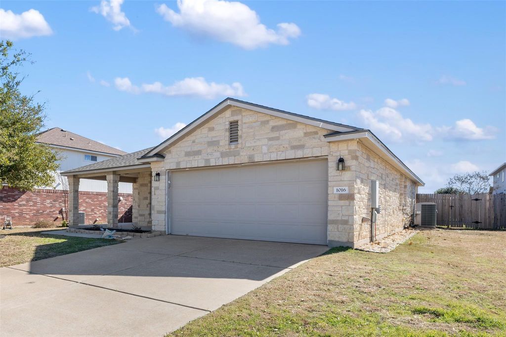 1016 Flanagan DR, Leander, TX 78641