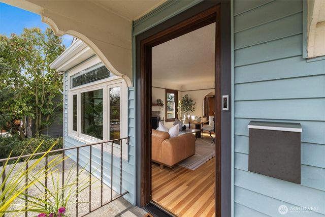 2419 28th Avenue W, Seattle, WA 98199