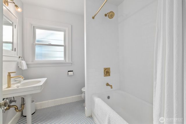 2419 28th Avenue W, Seattle, WA 98199