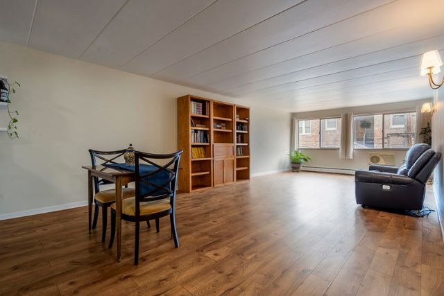 222 N Grove Avenue 2D, Oak Park, IL 60302