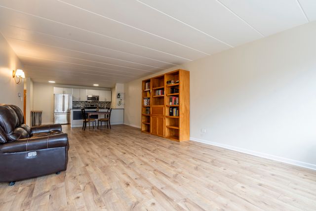 222 N Grove Avenue 2D, Oak Park, IL 60302