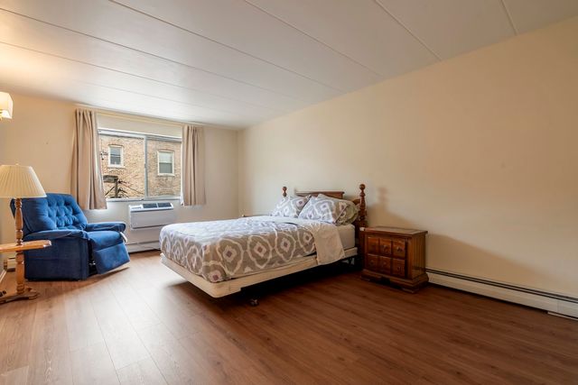 222 N Grove Avenue 2D, Oak Park, IL 60302