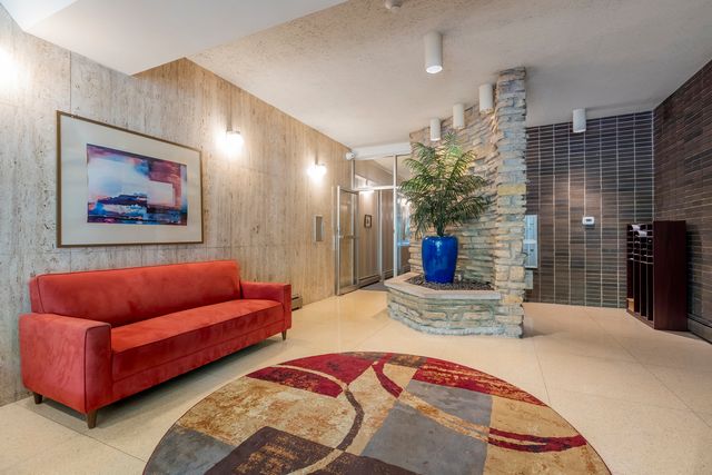 222 N Grove Avenue 2D, Oak Park, IL 60302