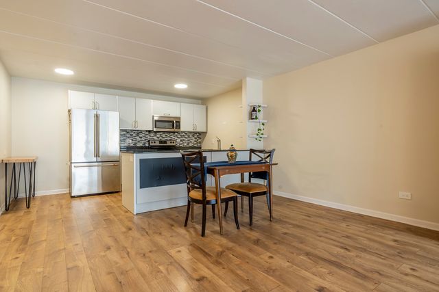 222 N Grove Avenue 2D, Oak Park, IL 60302