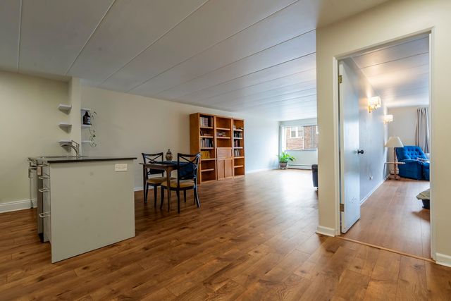 222 N Grove Avenue 2D, Oak Park, IL 60302
