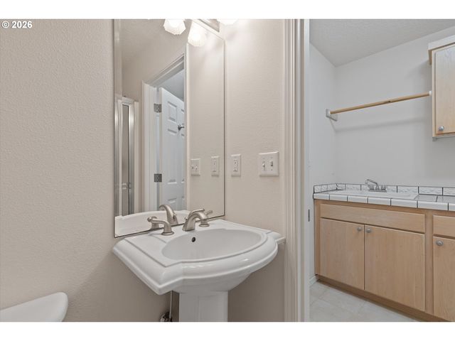 1555 Nw 39TH St, Lincoln City, OR 97367