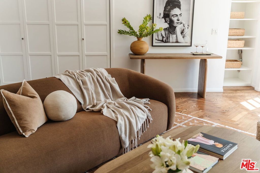 Image 10 of property listing at 222 W Hillsdale Street, Inglewood, CA 90302