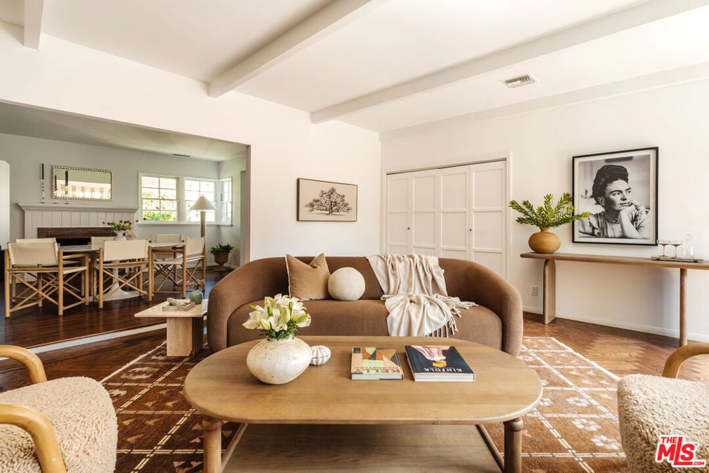 Image 11 of property listing at 222 W Hillsdale Street, Inglewood, CA 90302