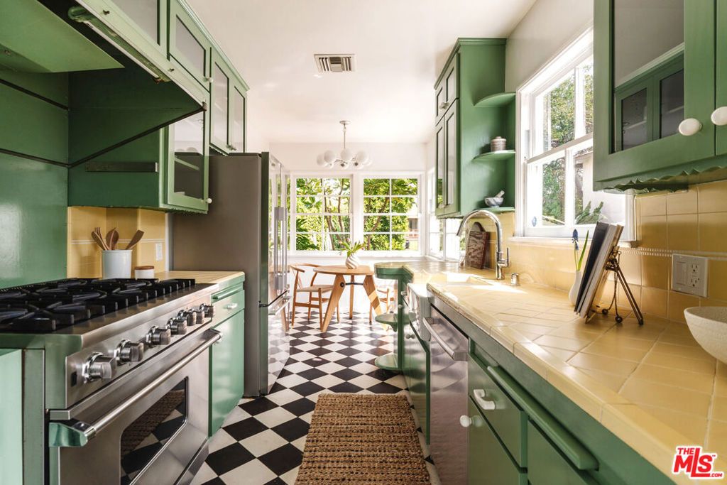 Image 15 of property listing at 222 W Hillsdale Street, Inglewood, CA 90302