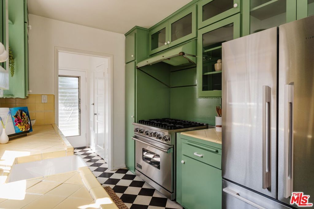 Image 18 of property listing at 222 W Hillsdale Street, Inglewood, CA 90302