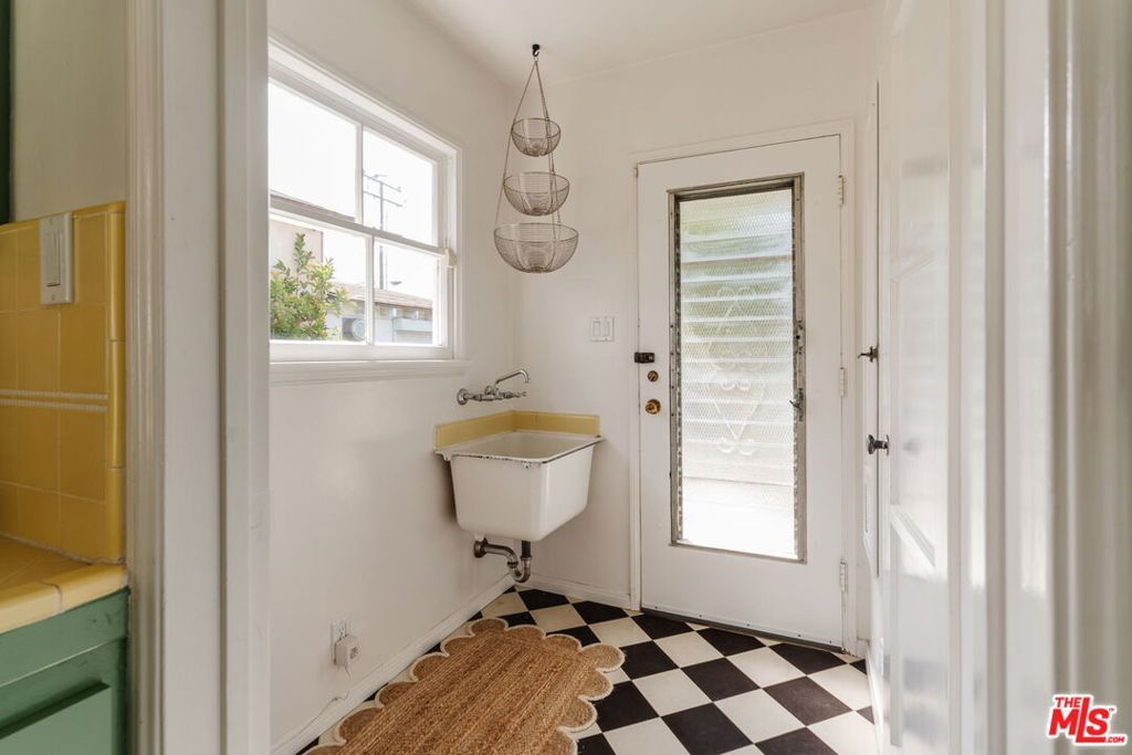 Image 19 of property listing at 222 W Hillsdale Street, Inglewood, CA 90302