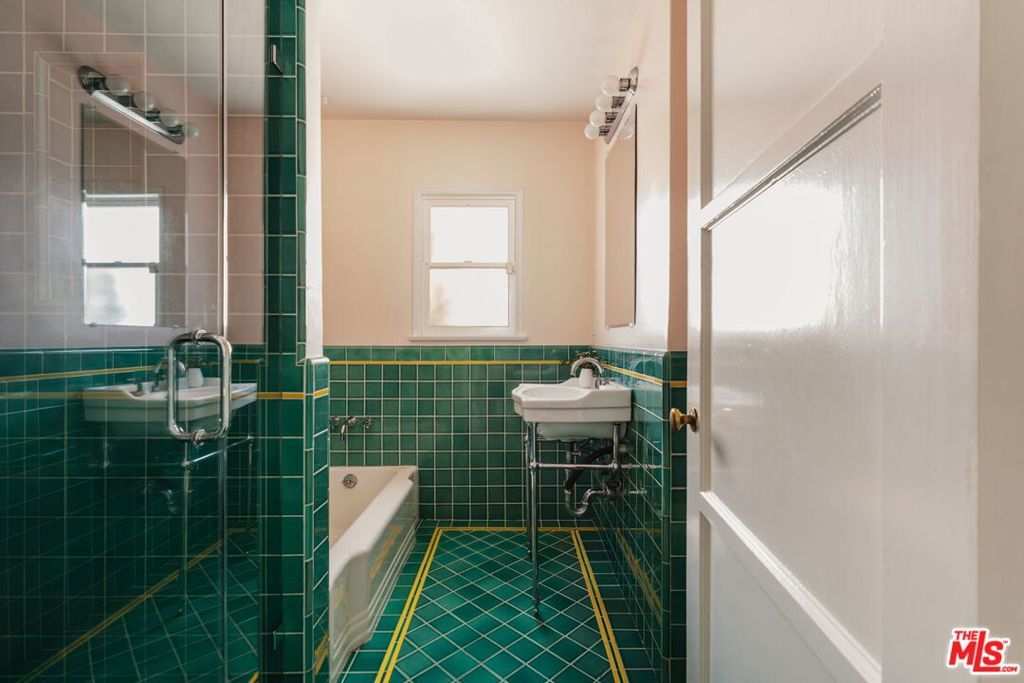 Image 24 of property listing at 222 W Hillsdale Street, Inglewood, CA 90302