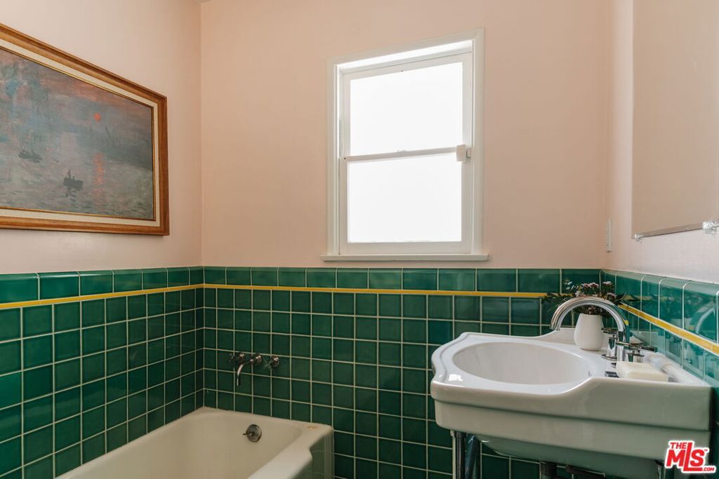 Image 25 of property listing at 222 W Hillsdale Street, Inglewood, CA 90302