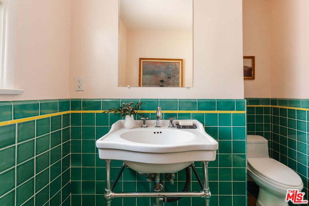 Image 26 of property listing at 222 W Hillsdale Street, Inglewood, CA 90302