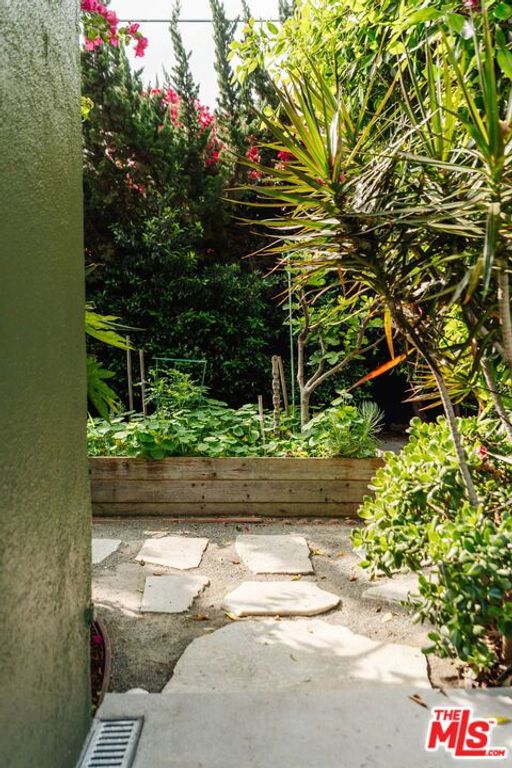 Image 40 of property listing at 222 W Hillsdale Street, Inglewood, CA 90302