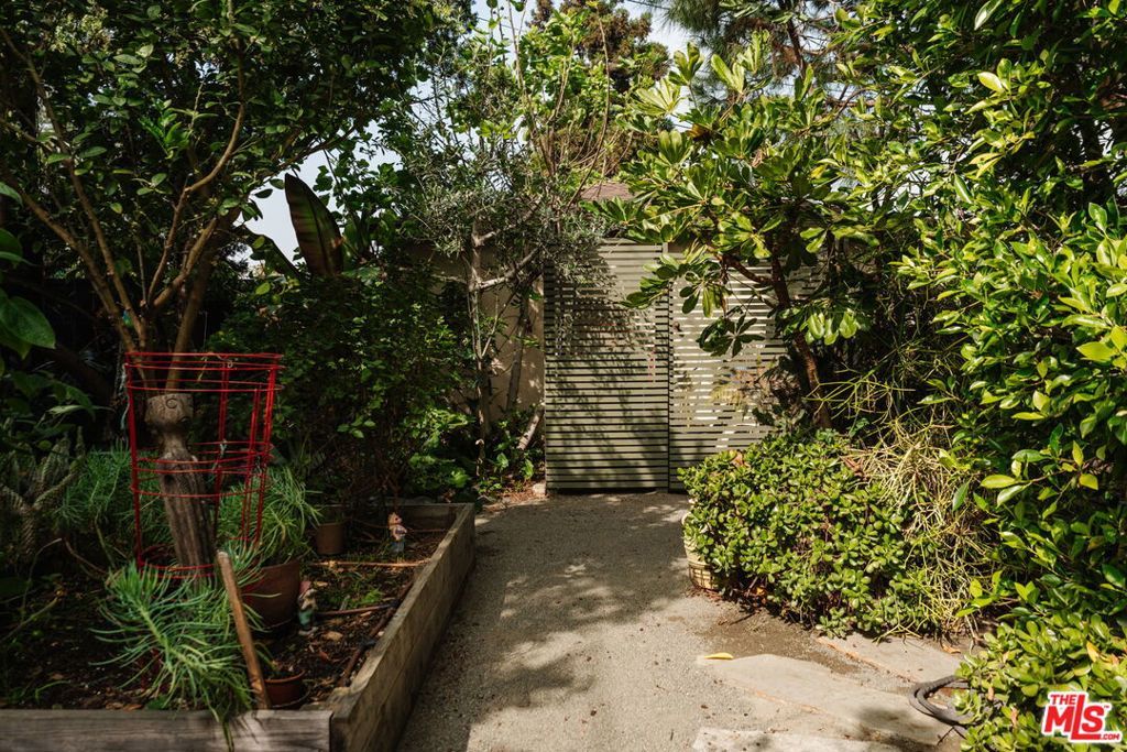 Image 41 of property listing at 222 W Hillsdale Street, Inglewood, CA 90302