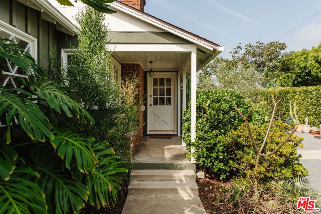 Image 44 of property listing at 222 W Hillsdale Street, Inglewood, CA 90302