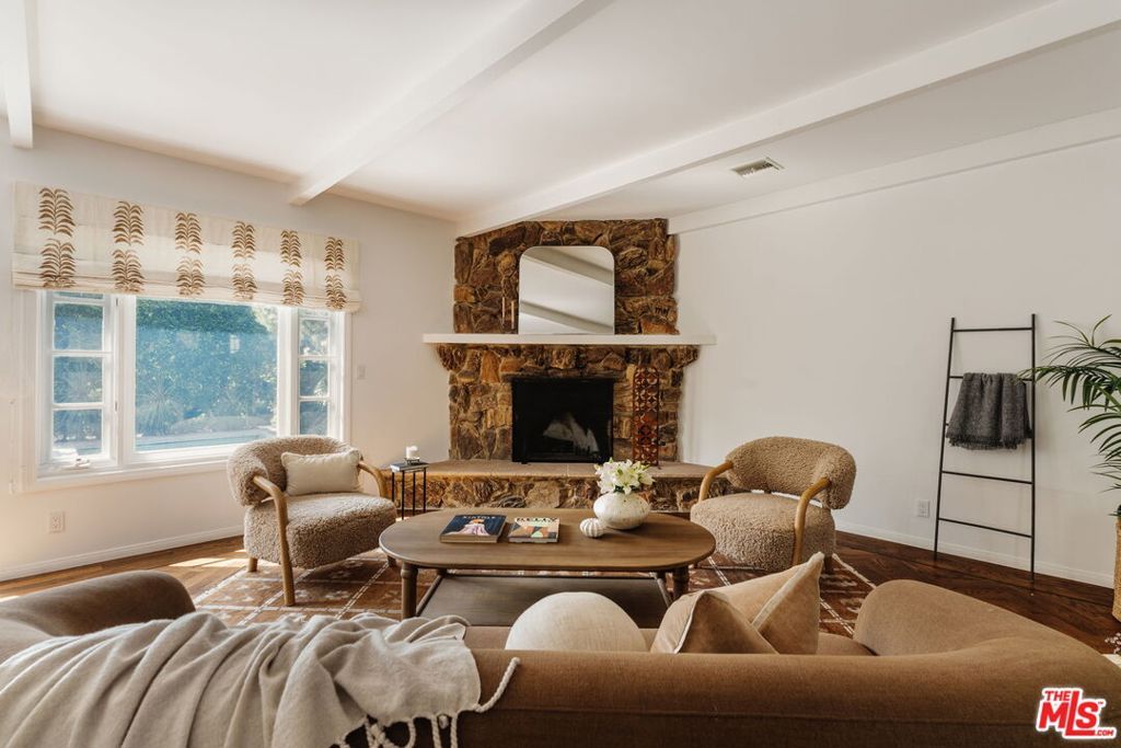 Image 8 of property listing at 222 W Hillsdale Street, Inglewood, CA 90302