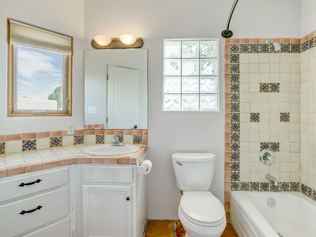 3221 La Paz, Santa Fe, NM 87507