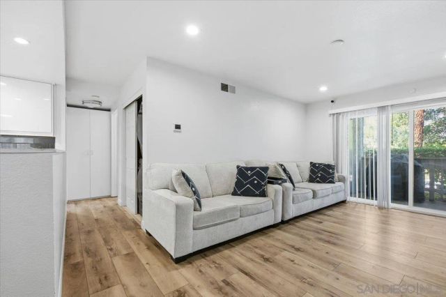 1564 Tanglewood Ln. 18, Escondido, CA 92029