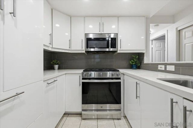 1564 Tanglewood Ln. 18, Escondido, CA 92029