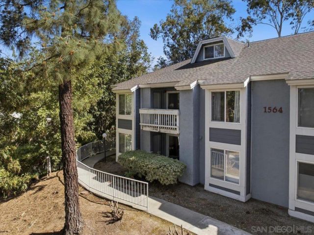 1564 Tanglewood Ln. 18, Escondido, CA 92029