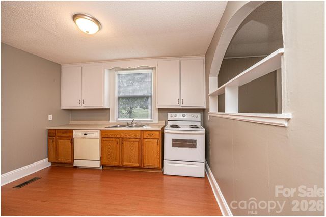 1725 8th Avenue NE, Hickory, NC 28601