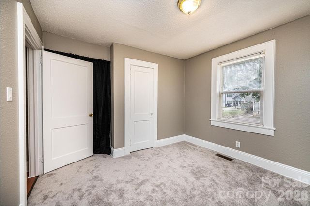 1725 8th Avenue NE, Hickory, NC 28601