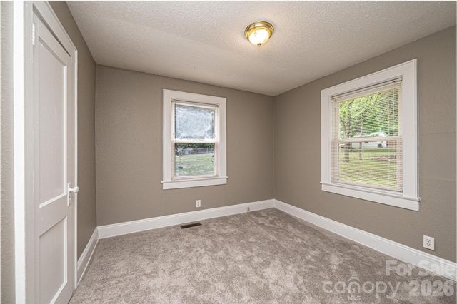 1725 8th Avenue NE, Hickory, NC 28601