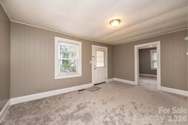 1725 8th Avenue NE, Hickory, NC 28601