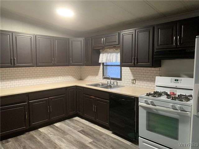 12 North Whispering Lane, Hamburg, NY 14075