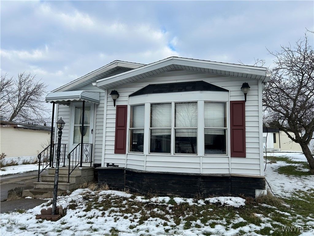 12 North Whispering Lane, Hamburg, NY 14075