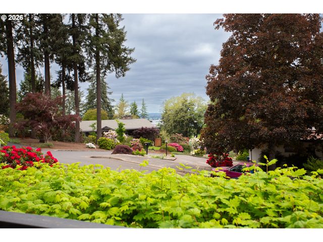 2496 PANORAMA Dr, Eugene, OR 97405