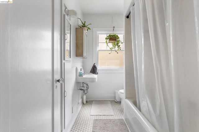 647 Beacon St, Oakland, CA 94610