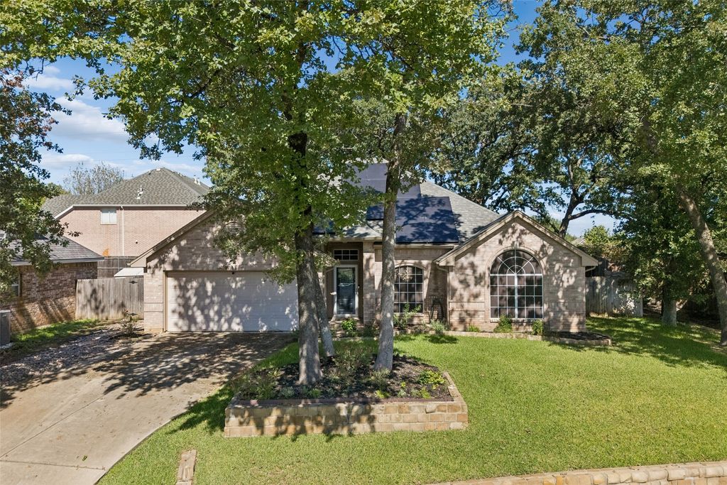 905 Forest Hollow Drive, Hurst, TX 76053 — exterior