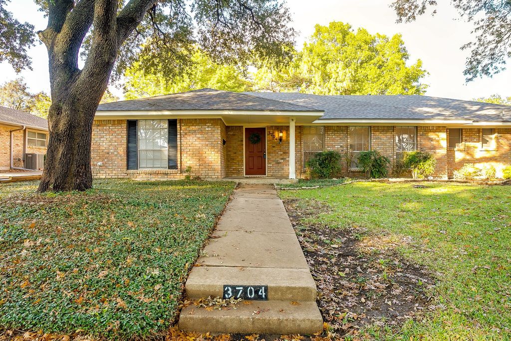 3704 Ashford Avenue, Fort Worth, TX 76133