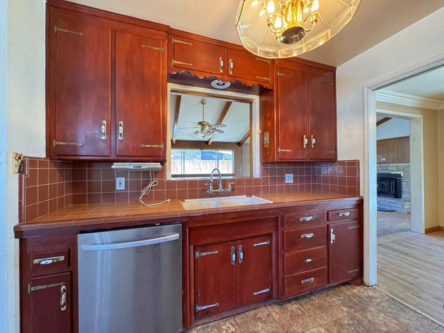 1422 Oakwood Dr, Modesto, CA 95350