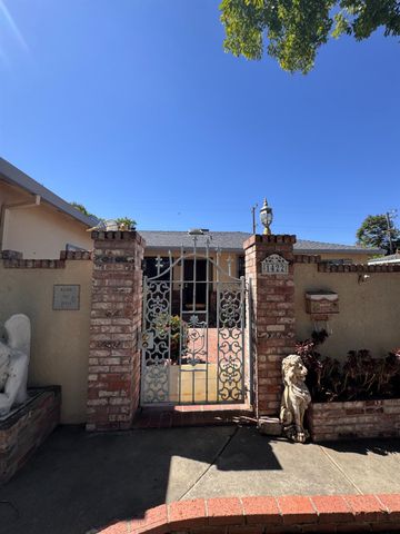 1422 Oakwood Dr, Modesto, CA 95350