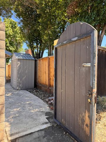 1422 Oakwood Dr, Modesto, CA 95350