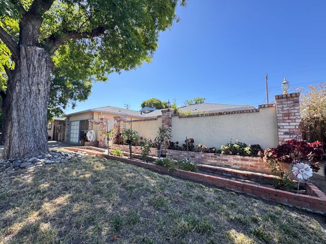 1422 Oakwood Dr, Modesto, CA 95350